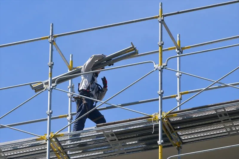 足場を解体する時の注意点は?